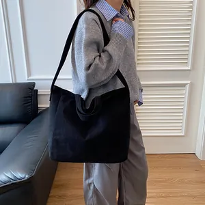 Borsa tote grande in velluto a coste nero da donna per uno stile casual da pendolare