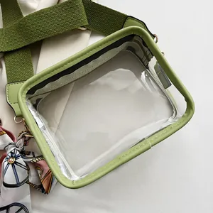 Détail d'un sac bandoulière transparent en PVC vert avec large sangle et nœud