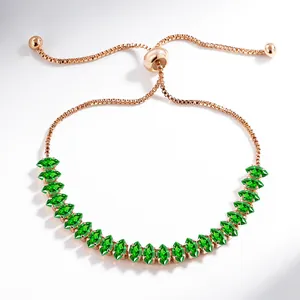 Vue détaillée d'un bracelet réglable en or rose avec des zircons verts en taille marquise