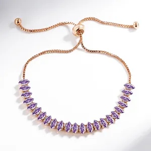 Vue détaillée d'un bracelet réglable en or rose avec zircons violets marquise