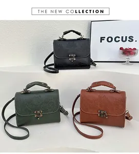 Drie vintage vierkante handtassen met reliëf in zwart, groen en bruin met gespen