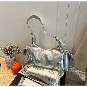 Detailansicht der retro metallic silbernen Motorrad-Hobo-Tasche mit Reißverschlüssen