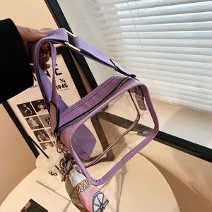 Gros plan d'un sac bandoulière en PVC violet transparent avec large sangle et nœud