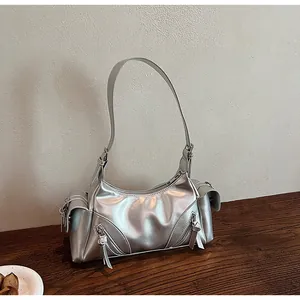 Silberne Metallic-Motorrad-Schultertasche mit Reißverschlussdetails und Retro-Finish.