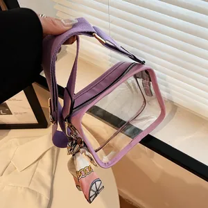 Vue détaillée d'un sac à bandoulière en PVC violet avec un foulard en soie et sangle large.