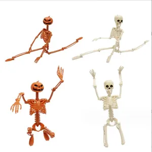 Dettaglio di scheletri di Halloween regolabili con teste di zucca e teschi