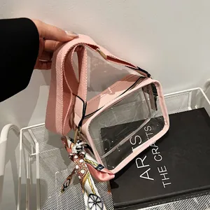 Petit sac bandoulière rose en PVC transparent avec une large sangle et un foulard