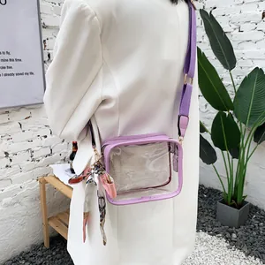 Sac bandoulière transparent violet en PVC avec large sangle et breloque en foulard.