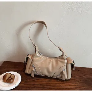 Beige Vintage-Schultertasche aus weichem Leder mit Reißverschluss-Details auf Holz