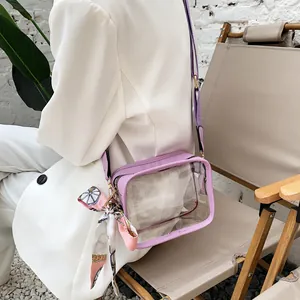 Vue détaillée d'un sac bandoulière PVC violet transparent avec noeud en soie chic