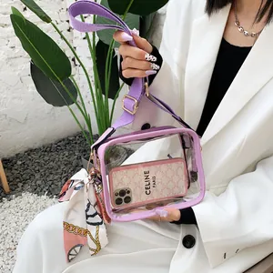 Détail du sac bandoulière transparent en PVC avec sangle violette et foulard en soie