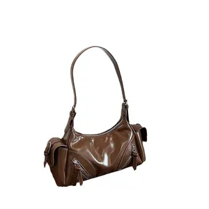 Hochwertige braune Retro-Schultertasche aus weichem Glanzleder im coolen Biker-Stil