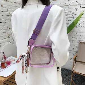 Vue détaillée d'un sac bandoulière violet en PVC transparent avec écharpe soyeuse