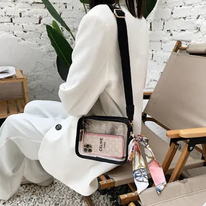 Vue détaillée du sac à bandoulière en PVC transparent avec sangle large et nœud