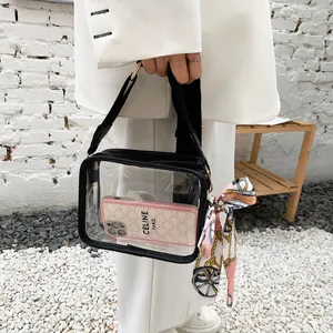 Petit sac à bandoulière en PVC transparent avec large sangle noire et nœud en soie rose
