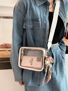 Sac bandoulière transparent en PVC avec large sangle blanche et breloque en foulard