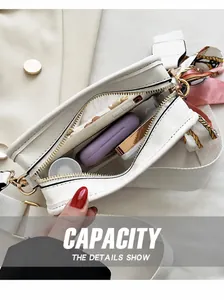 Sac bandoulière carré en PVC blanc transparent élégant avec large sangle et capacité interne