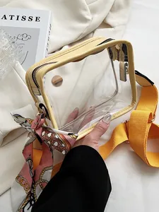 Sac bandoulière carré en PVC transparent avec sangle jaune et foulard en soie décoratif