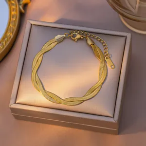 Elegante bracciale in acciaio al titanio dorato a tre fili intrecciati a maglia serpente