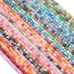 Makroansicht bunter bonbonfarbener Persischer Jaden-Rundperlen für DIY-Schmuck
