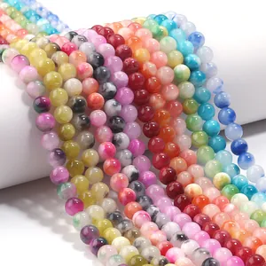 Nahaufnahme bunter natürlicher Persischer Jadeperlen in Bonbonfarben für DIY-Schmuck.