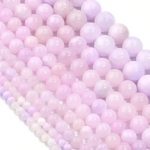 Detaillierte Makroaufnahme von natürlichen hellvioletten Perser-Jade-Rundperlen für DIY-Schmuck
