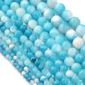 Nahaufnahme von blau-weißen persischen Jade-Natursteinen für DIY-Schmuckherstellung