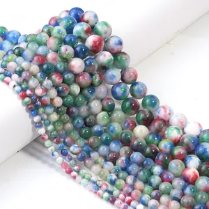 Nahaufnahme mehrfarbiger persischer Jade-Natursteinperlen für die DIY-Schmuckherstellung