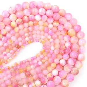 Nahaufnahme von rosa Persischen Jade-Perlen in verschiedenen Größen für DIY-Schmuck