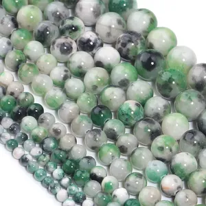 Detailaufnahme von bunten natürlichen Persischen Jade-Rundperlen in vielen Größen.