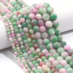 Nahaufnahme von bunten Persischen Jade-Steinperlen für DIY-Schmuckherstellung.