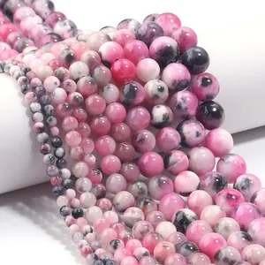 Detailansicht natürlicher rosa und schwarzer Persischer Jadeperlen für DIY-Schmuck