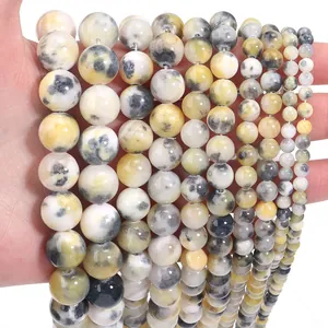 Makrodetail von natürlichen Persischen Jade-Rundperlen mit gesprenkelten Mustern für DIY-Schmuck