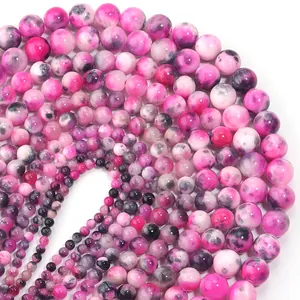 Nahaufnahme von rosa-grau marmorierten Persischen Jade-Perlen in einer Spiralform