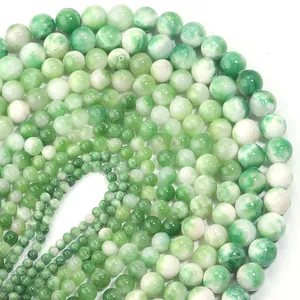 Nahaufnahme verschiedener Größen grüner und weißer Persischer Jaspis-Perlen für DIY-Schmuck