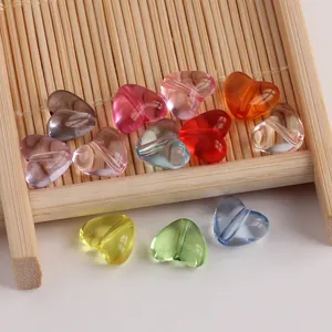 Makroaufnahme bunter transparenter herzförmiger Acrylperlen für DIY-Schmuckherstellung.