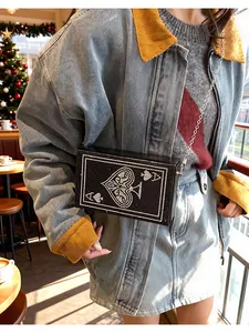 Sac boîte noir tendance avec détail de carte de poker en strass porté en bandoulière