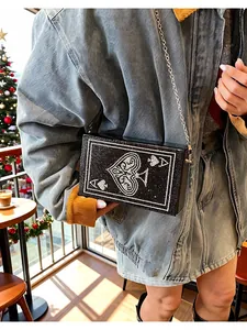 Pochette boîte noire élégante avec motif as de pique en strass et bandoulière chaîne