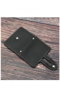 Vista dettagliata di un porta tessere in pelle nera sottile con eleganti cuciture bianche