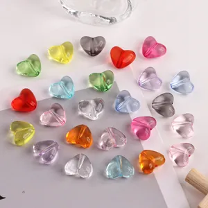 Detailaufnahme verschiedener bunter transparenter Acryl-Herzperlen für DIY-Schmuckherstellung