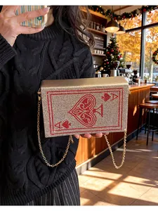 Sac à main de luxe en strass avec motif de carte à jouer l'as de pique, tenu par un mannequin