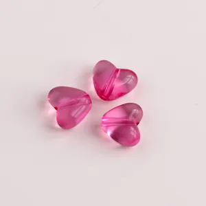 Detailansicht von rosa transluzenten herzförmigen Acrylperlen für DIY-Schmuckherstellung