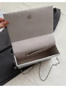 Vue détaillée de l'intérieur d'un sac à main argenté scintillant avec fermoir magnétique