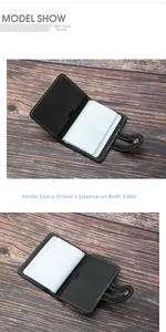 Dettaglio di porta carte sottile in pelle nera con fessure trasparenti e chiusura sicura con bottone