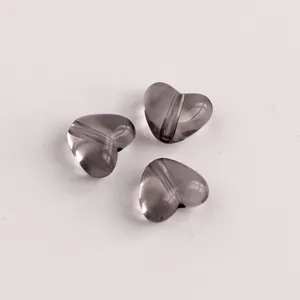 Nahaufnahme von lichtdurchlässigen grauen Herzperlen aus Acryl für DIY-Schmuck