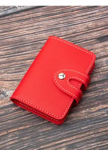 Portacarte rosso ultrasottile con cuciture bianche e chiusura sicura a scatto