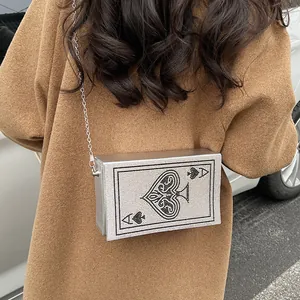 Sac bandoulière argenté orné de strass avec un motif de carte de poker As de Pique chic
