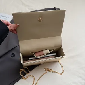 Vue intérieure du sac à bandoulière doré élégant avec chaîne en or chic.