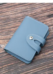 Vista dettagliata di un porta carte in ecopelle blu con chiusura a bottone automatico