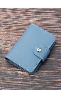 Vista dettagliata di un porta carte compatto in ecopelle blu con cuciture bianche fini